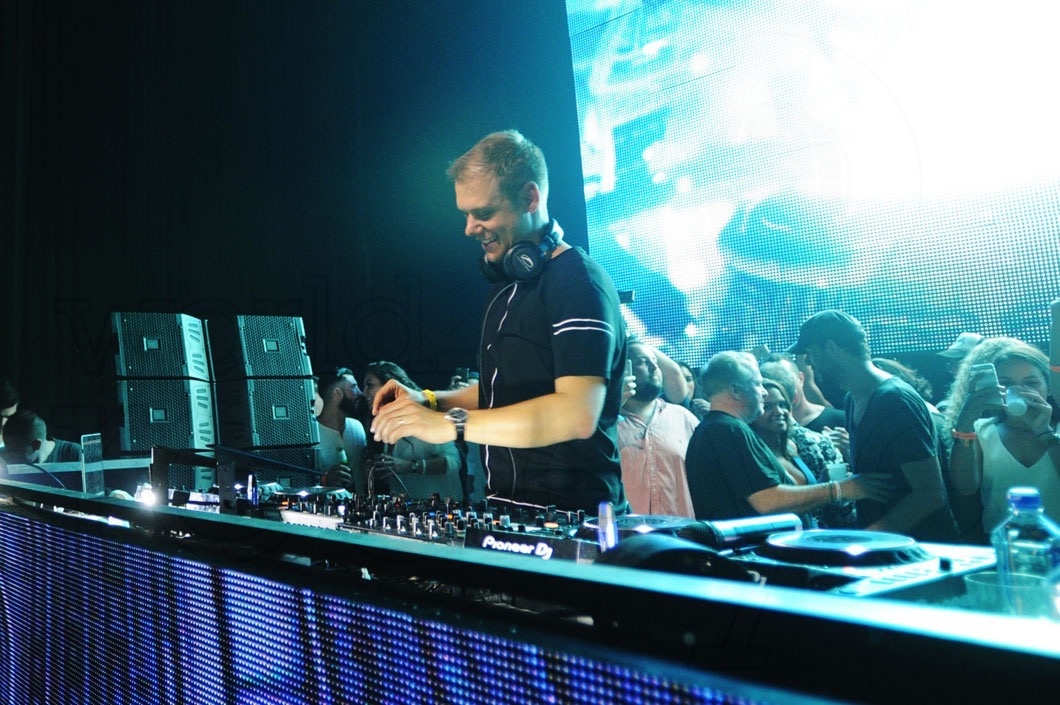 20-Armin Van Buuren djing52