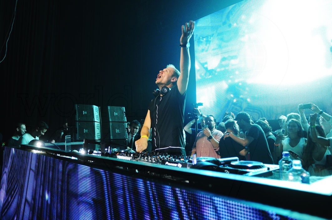 21-Armin Van Buuren djing53