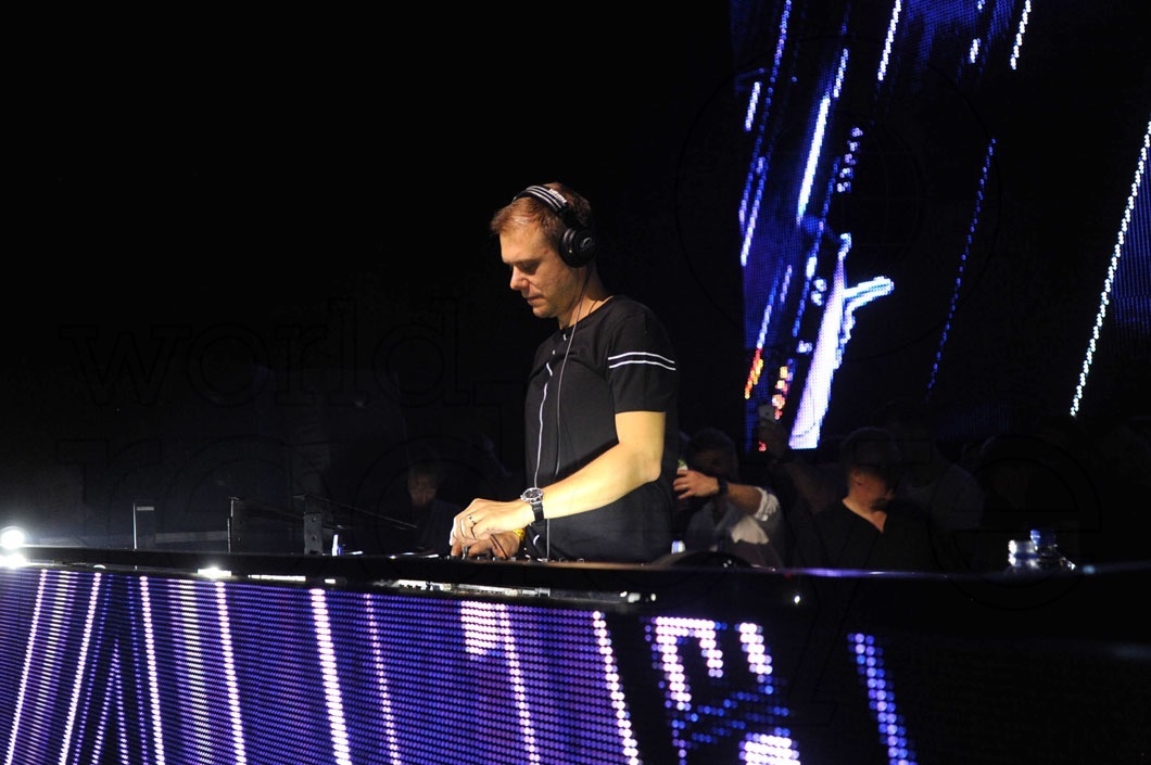 25-Armin Van Buuren djing11