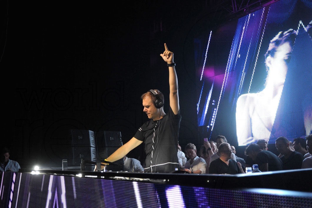 26-Armin Van Buuren djing9