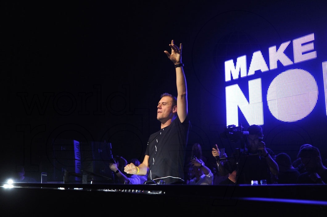 27-Armin Van Buuren djing12