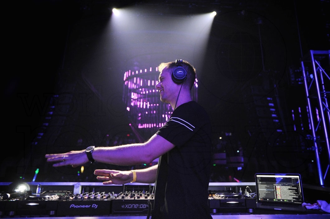 33.9a-Armin Van Buuren djing57