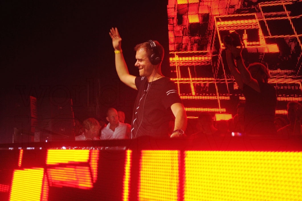 40-Armin Van Buuren djing16