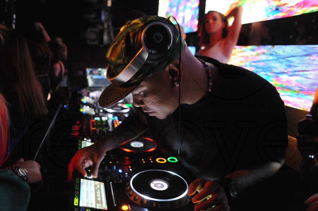 39.6-Chuckie DJing9_new