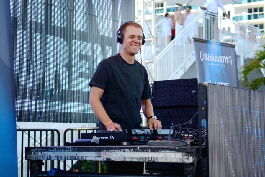 7-Armin Van Buuren Spinning48