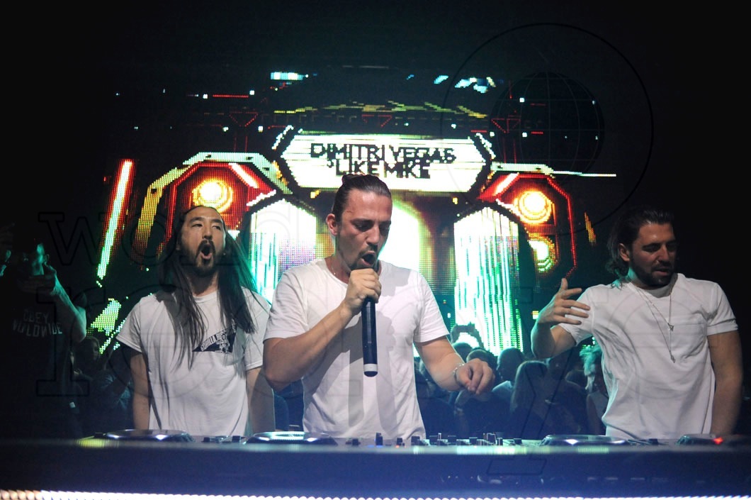 12-Steve Aoki, Dimitri Vegas, & Like Mike DJing8_new