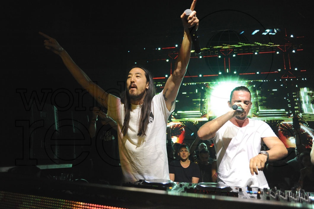 14-Steve Aoki, Dimitri Vegas, & Like Mike DJing5_new