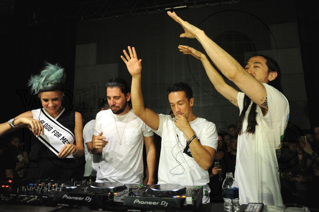 15-Nervo, Dimitri Vegas, Laidback Luke, & Steve Aoki DJing2_new