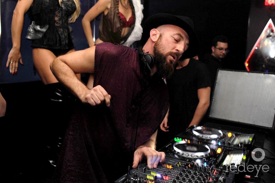 16-Damian Lazarus DJing4