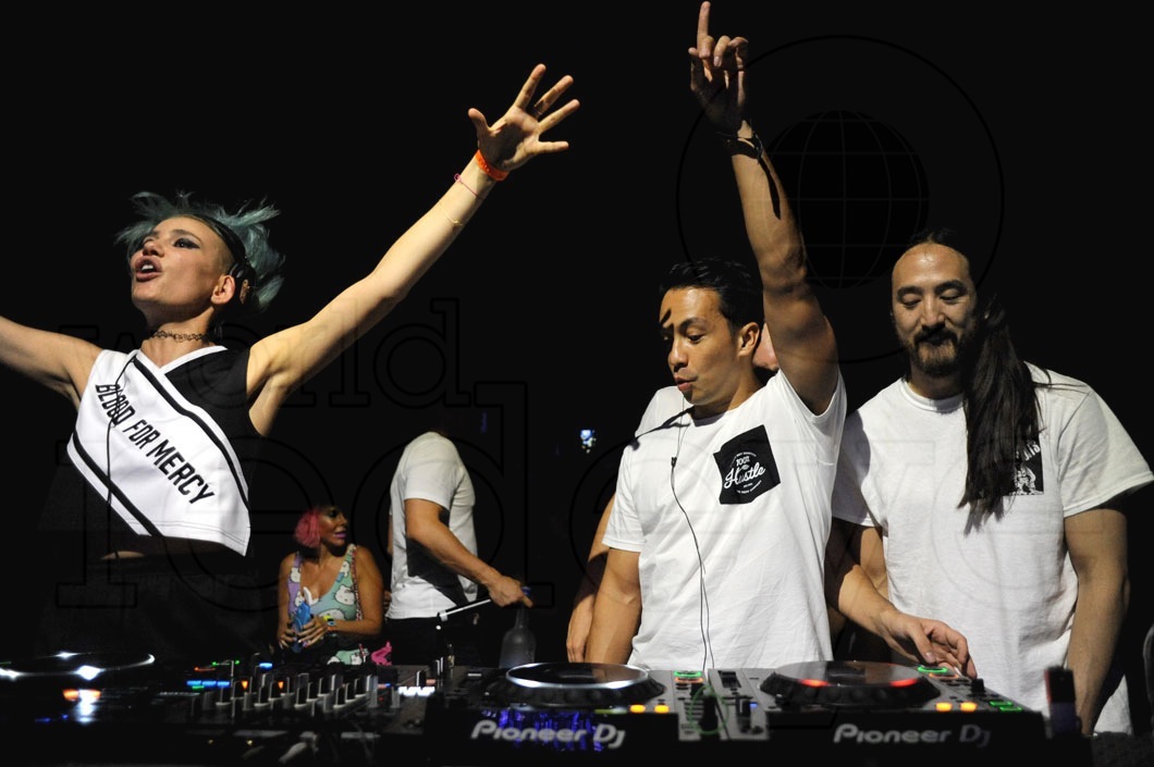 17-Nervo, Laidback Luke, & Steve Aoki DJing_new