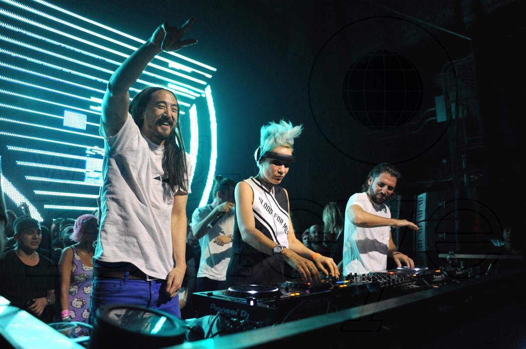 21-Steve Aoki & Nervo DJing7_new