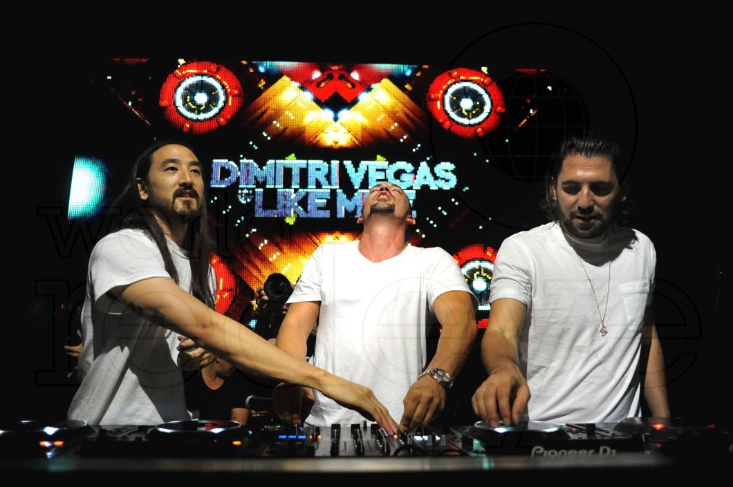 3-Steve Aoki, Dimitri Vegas, & Like Mike DJing_new