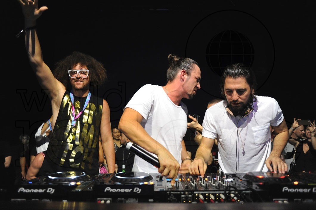 36-Red Foo, Dimitri Vegas, & Like Mike DJing3_new