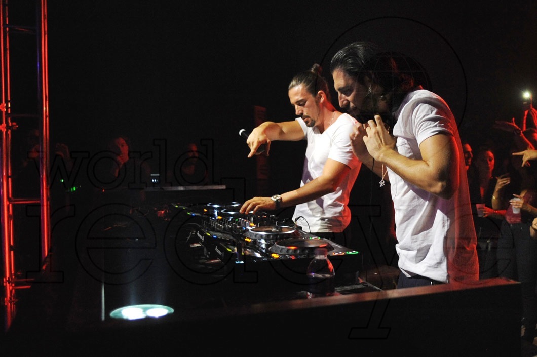 40-Dimitri Vegas & Like Mike DJing10_new