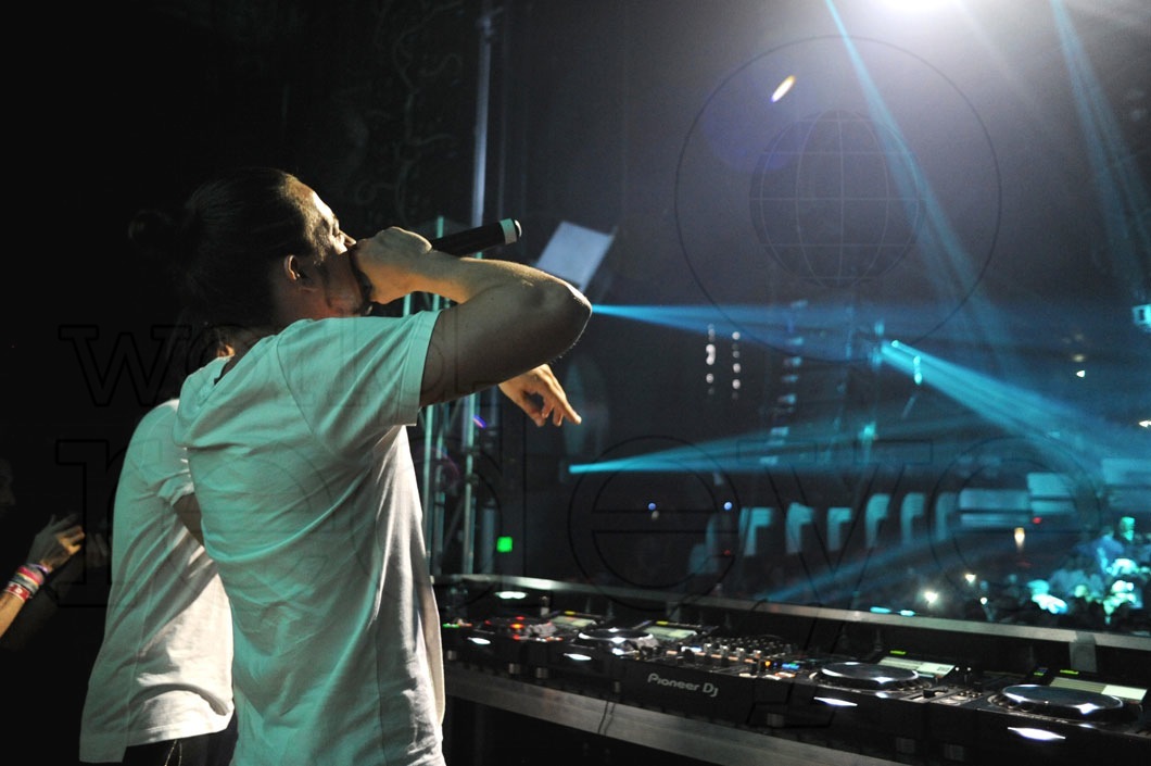 44-Dimitri Vegas & Like Mike DJing2_new