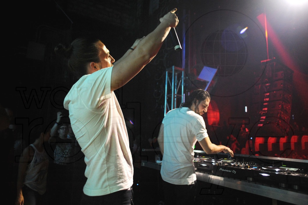 45-Dimitri Vegas & Like Mike DJing1_new