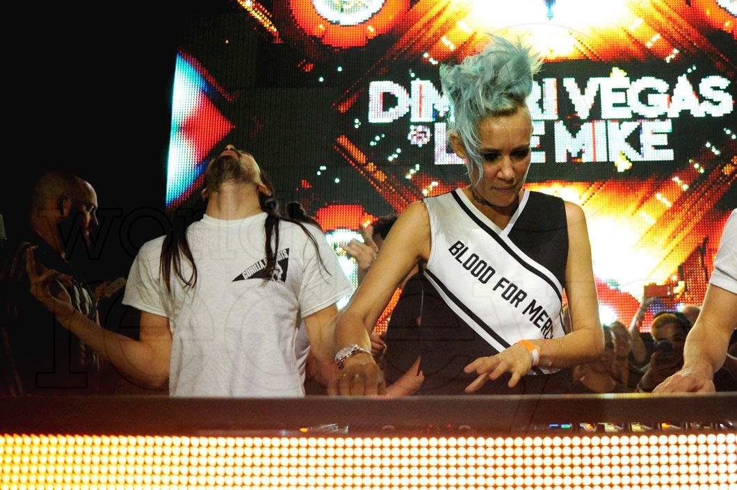 6-Steve Aoki & Nervo DJing2_new