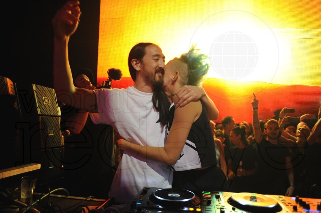 7-Steve Aoki & Nervo DJing1_new