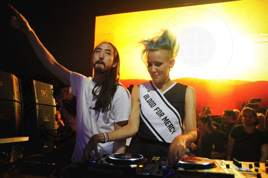 8-Steve Aoki & Nervo DJing_new