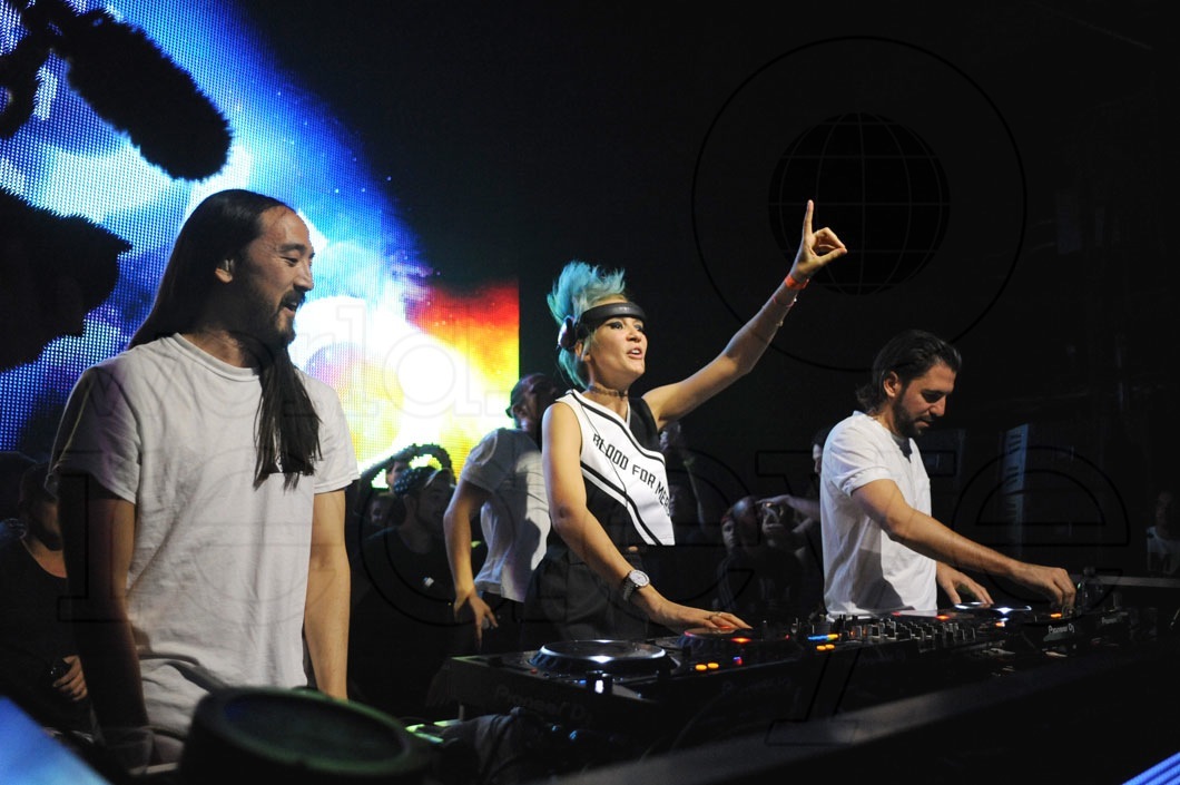 9.5-Steve Aoki & Nervo DJing8_new