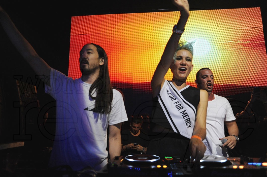 9-Steve Aoki & Nervo DJing3_new