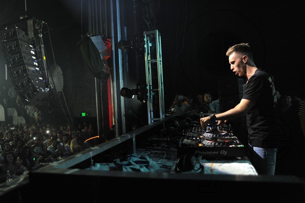 10-Nicky Romero DJing18