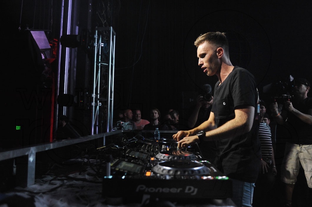 11-Nicky Romero DJing26