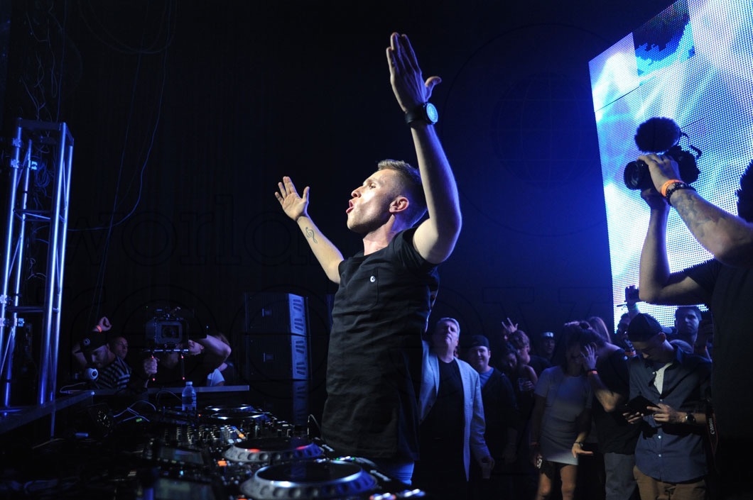 12-Nicky Romero DJing27