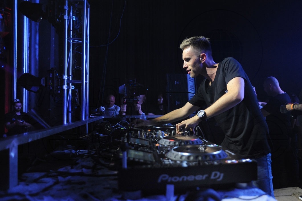 14-Nicky Romero DJing29