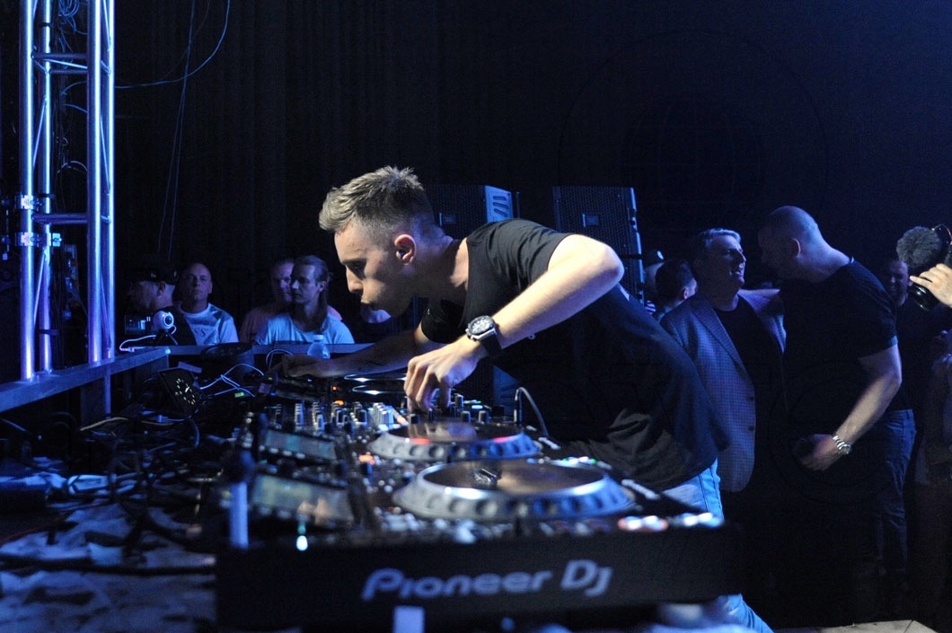 15-Nicky Romero DJing30