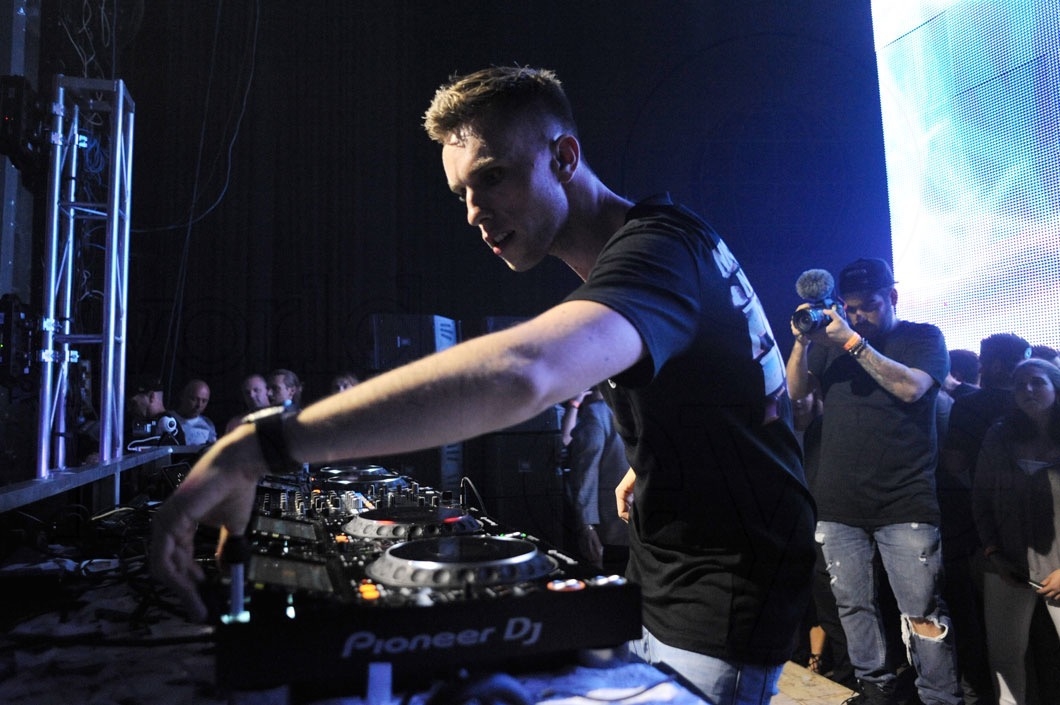 16-Nicky Romero DJing32