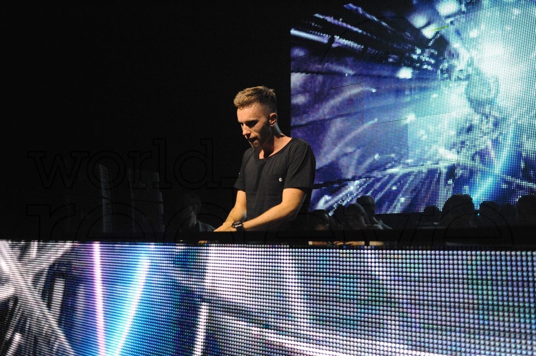 17.4-19-Nicky Romero DJing43