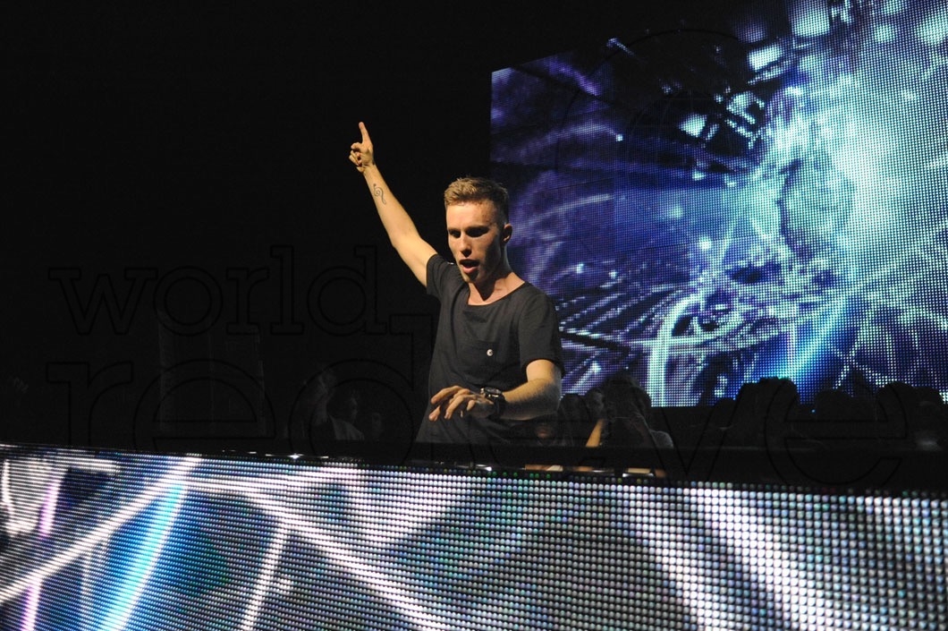 17.5-20-Nicky Romero DJing42