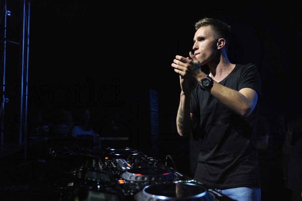 17-Nicky Romero DJing34