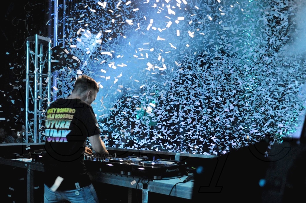 2-Nicky Romero DJing15