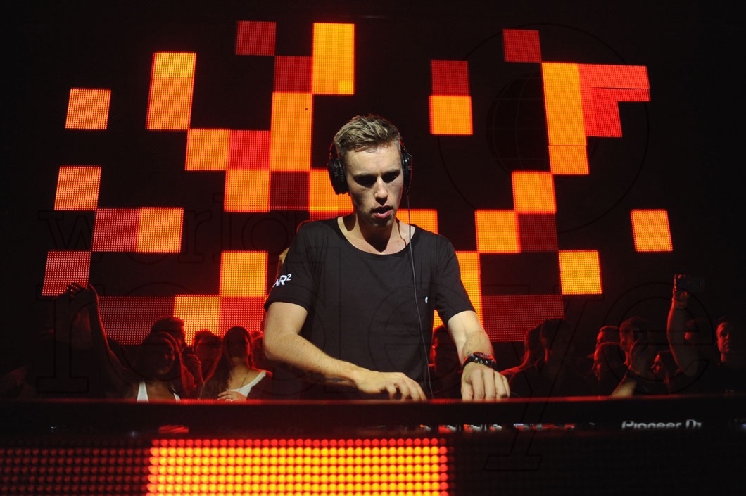 30-Nicky Romero DJing45