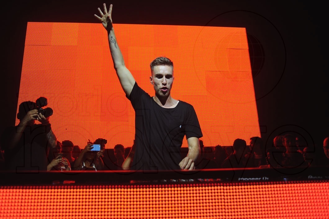 31-Nicky Romero DJing85