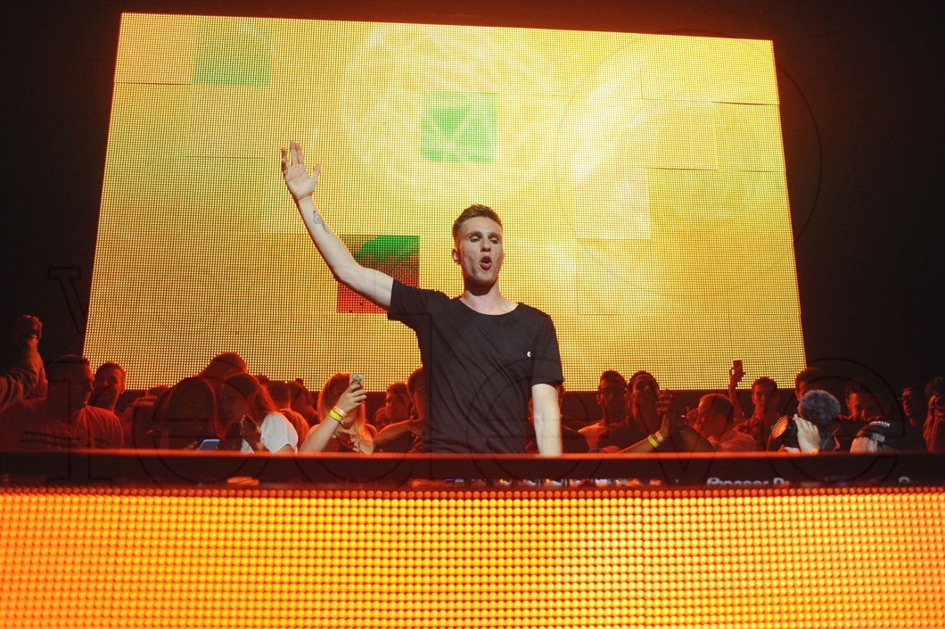 32-Nicky Romero DJing52