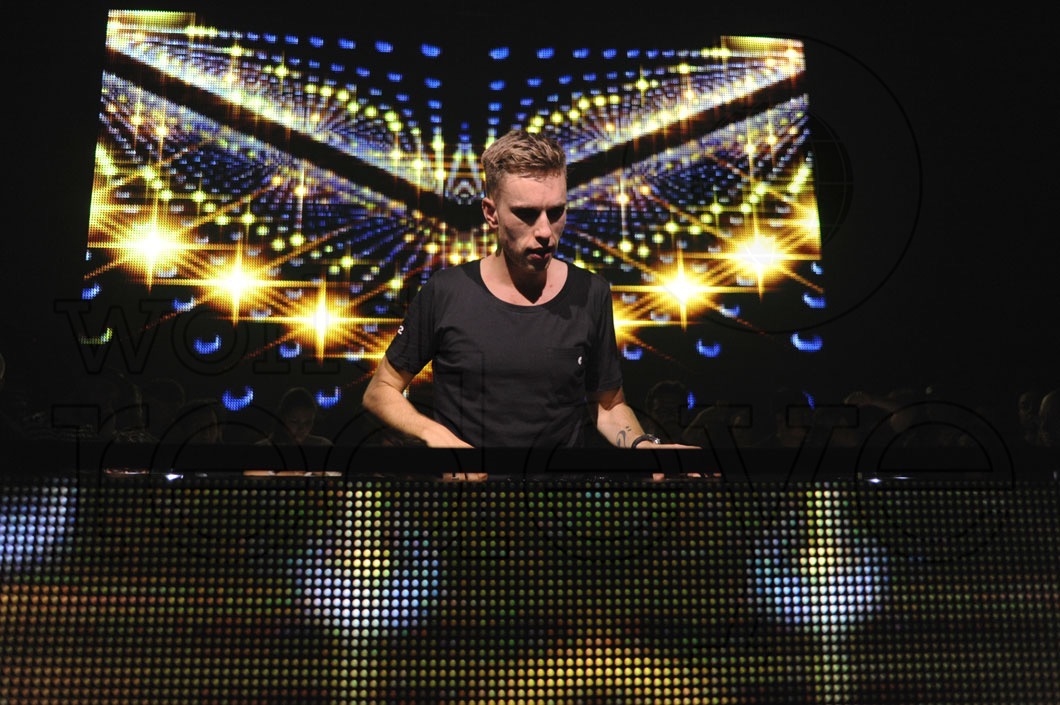 35-Nicky Romero DJing37