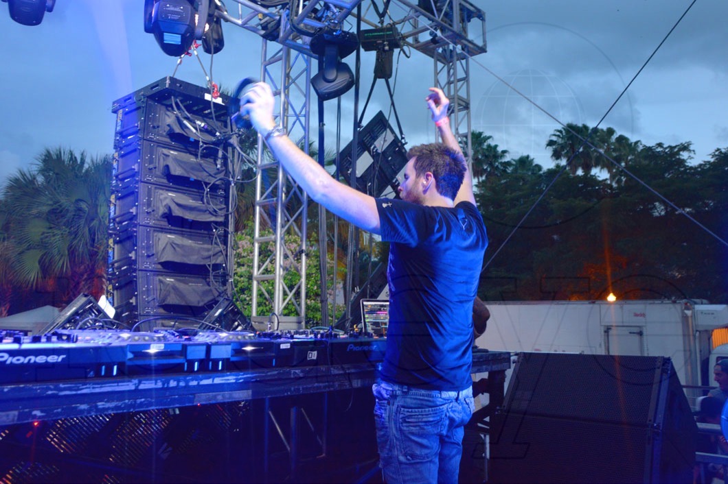 49-Gareth Emery Djing_new