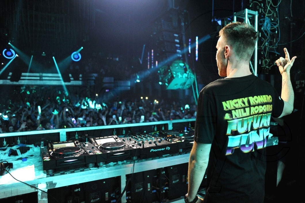 9-Nicky Romero DJing4