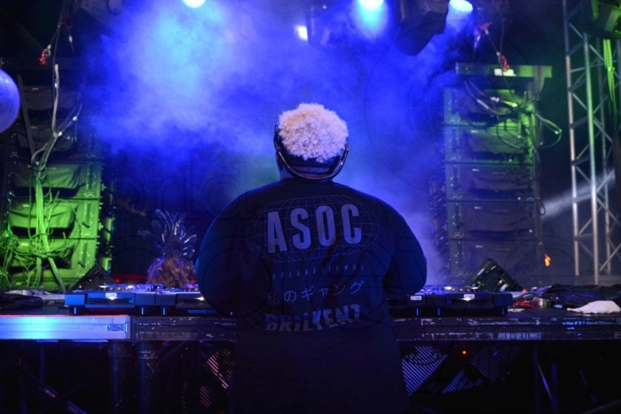 12-DJ Carnage15