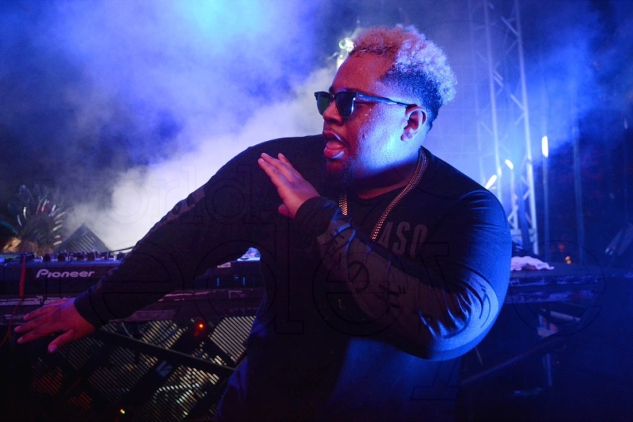 16-DJ Carnage43