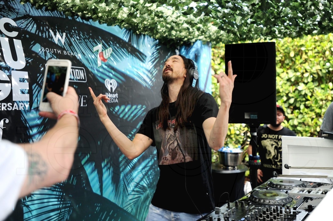 3.6-Steve Aoki djing1