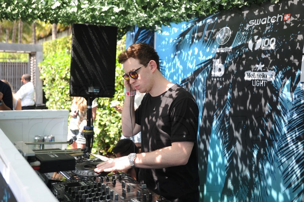 4.2a-Hardwell djing2