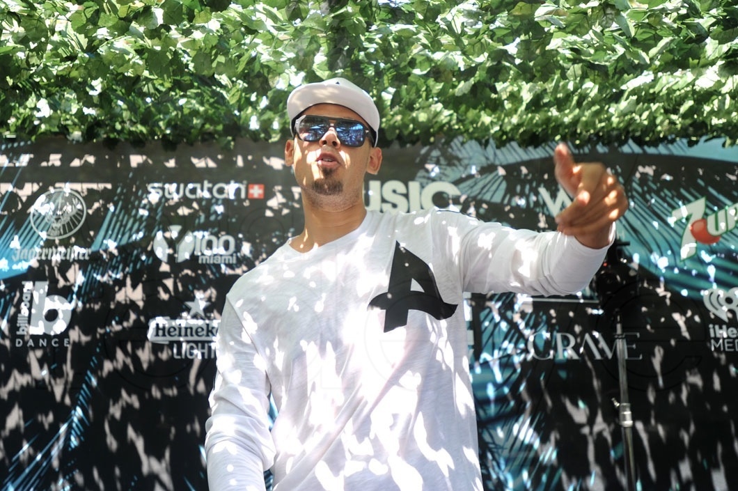 4.4-Afrojack djing2