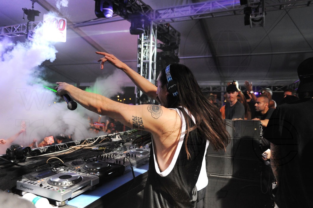 13-Steve Aoki DJing12