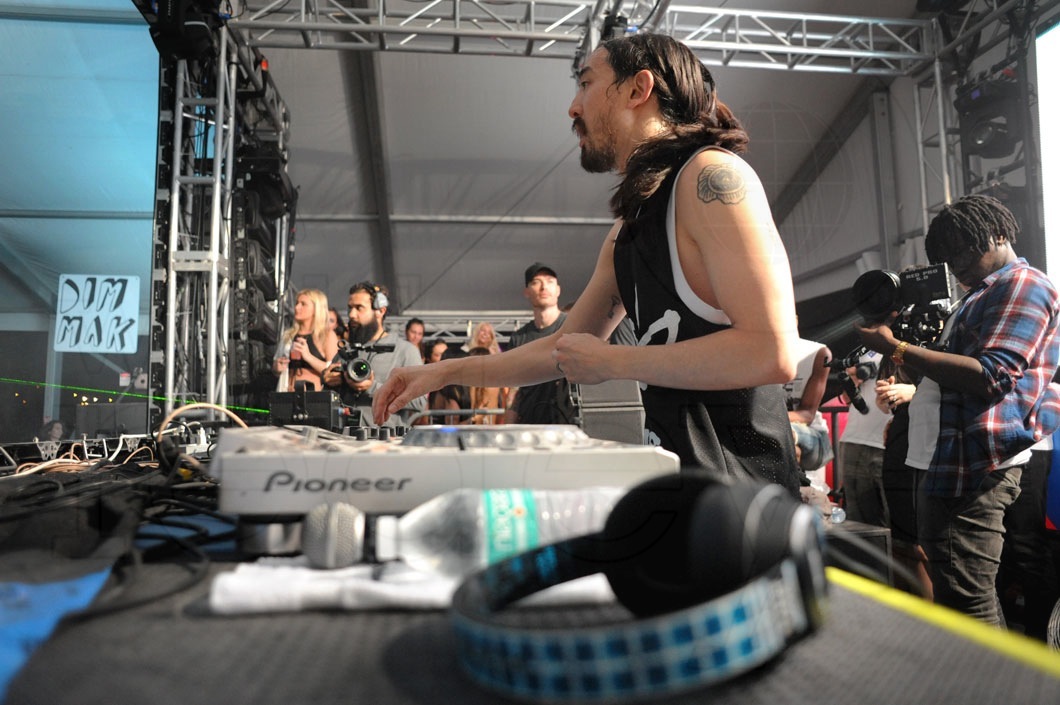 15-Steve Aoki DJing39