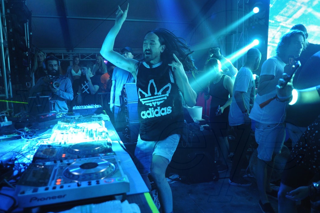 5-Steve Aoki DJing30