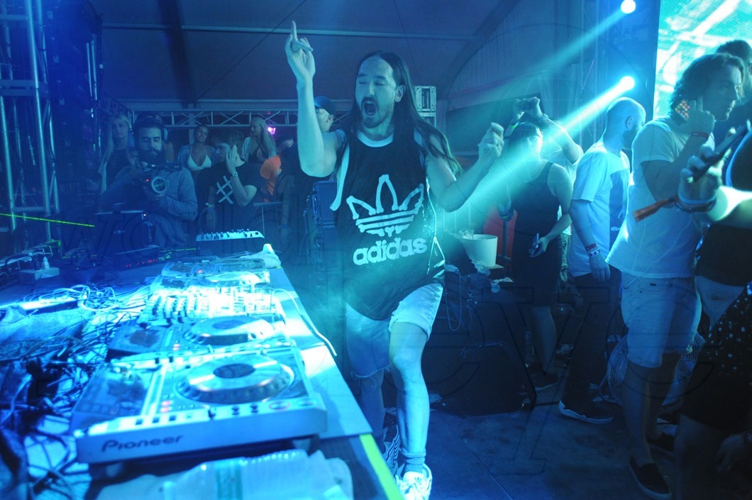 6-Steve Aoki DJing32